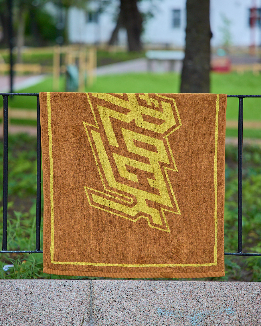 BRUNT BADEHÅNDKLE - GUL LOGO